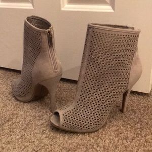 Never been worn CHINESE LAUNDRY HEELS!